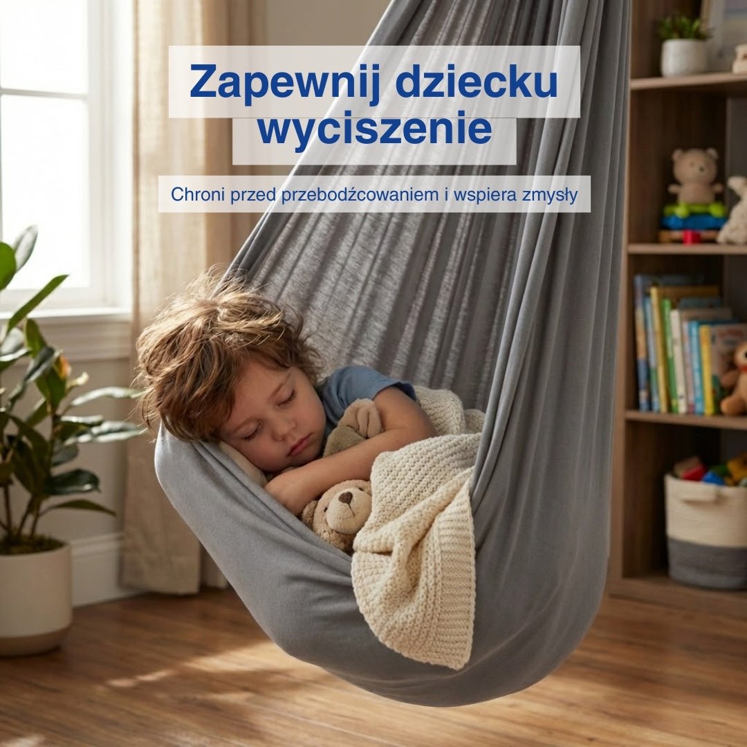 Dziecko śpi w szarym hamaku kokon z pluszakiem.