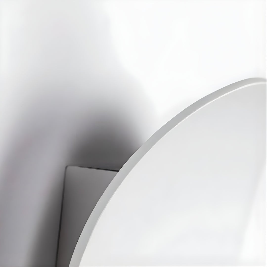 Zbliżenie górnej części białej metalowej lampy łazienkowej