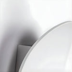 Zbliżenie górnej części białej metalowej lampy łazienkowej