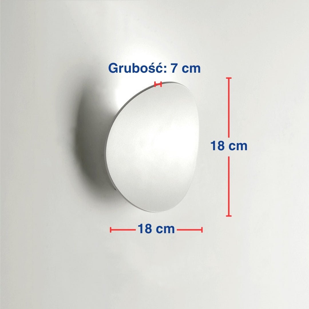 Wymiary białej metalowej lampy łazienkowej na białej ścianie