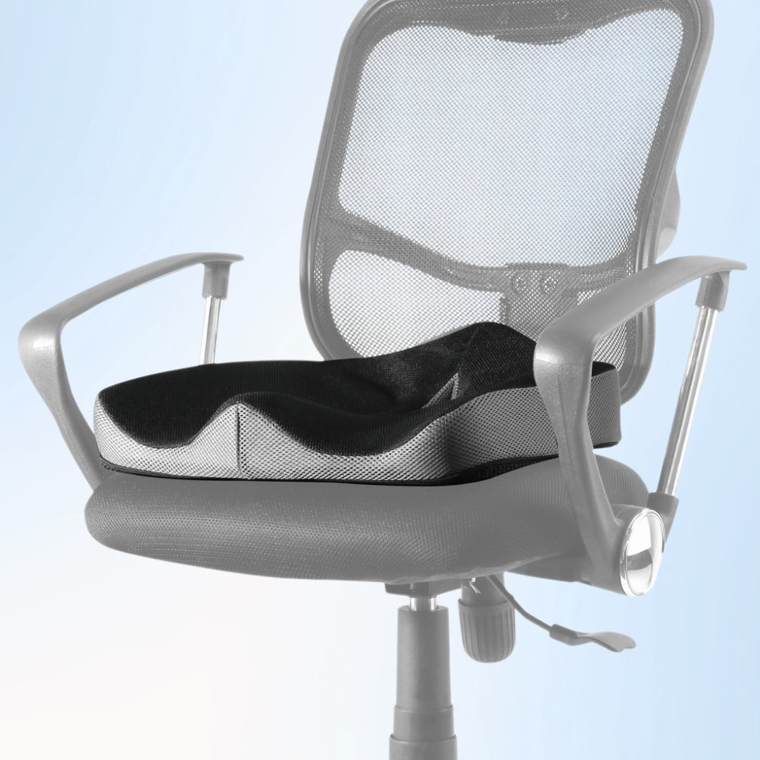 Poduszka z pianki memory na krześle biurowym.