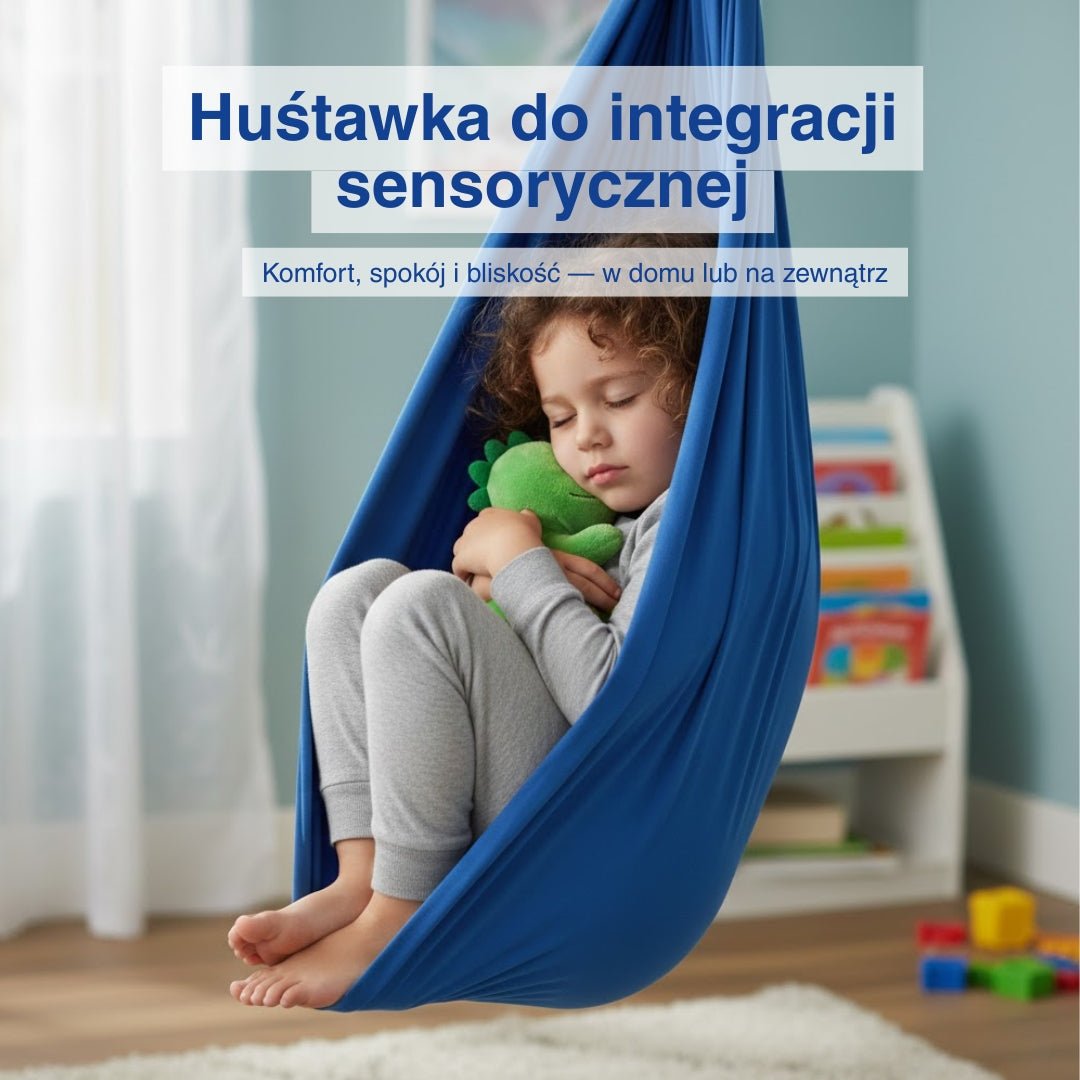 Dziecko śpi w niebieskim hamaku kokon z pluszakiem.