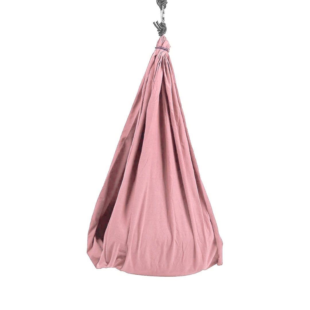 Różowy hamak kokon na białym tle.