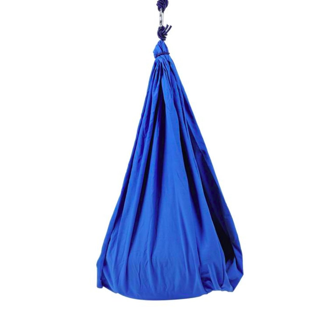 Niebieski hamak kokon na białym tle.