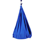 Niebieski hamak kokon na białym tle.