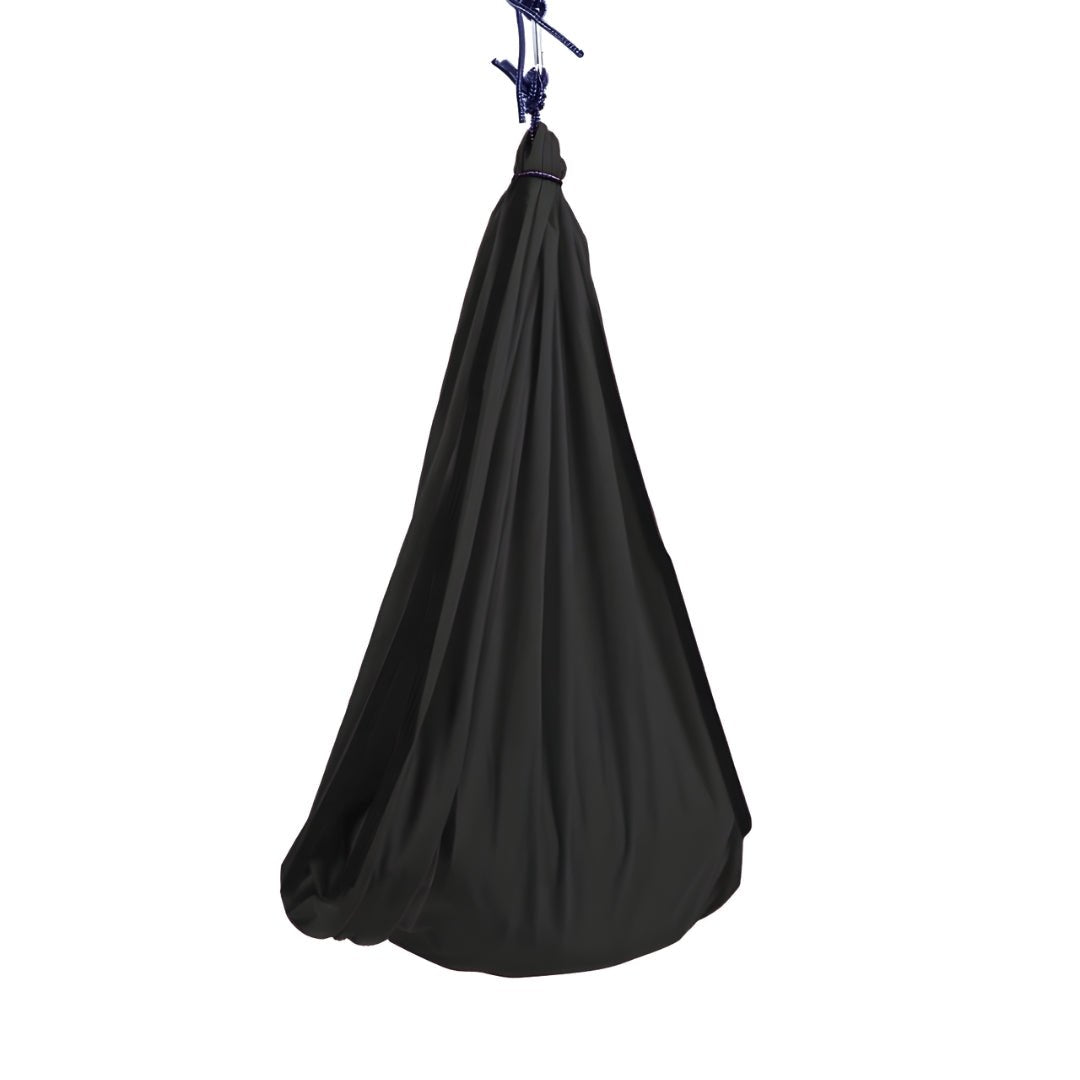 Czarny hamak kokon na białym tle.