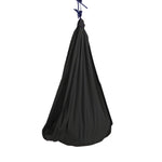 Czarny hamak kokon na białym tle.