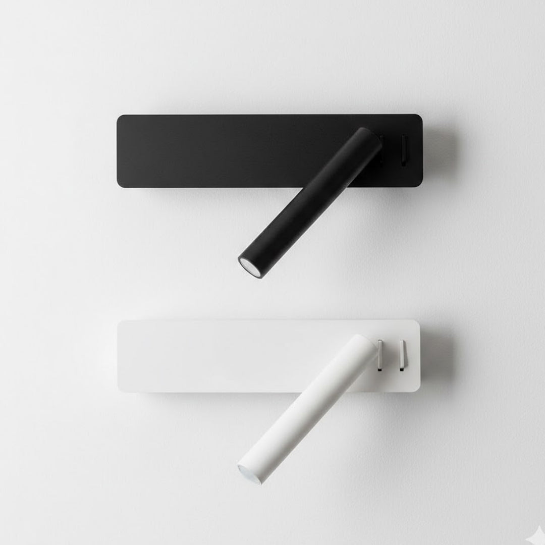 Dwie lampy ścienne, czarna i biała, na białej ścianie.