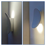 Widok boków białych lamp łazienkowych, światło w górę i w dół