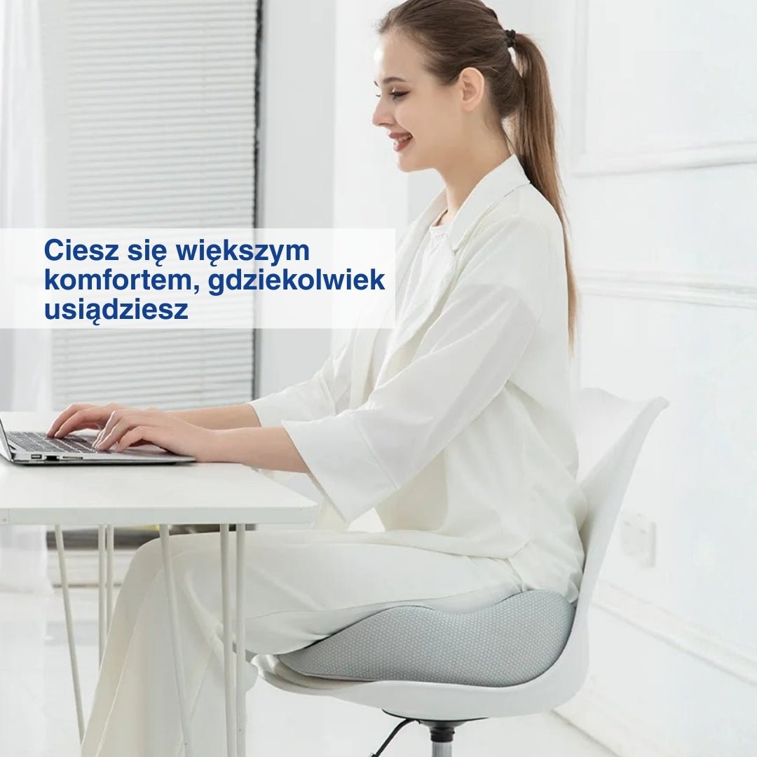 Kobieta używająca poduszki z pianki memory podczas pracy.