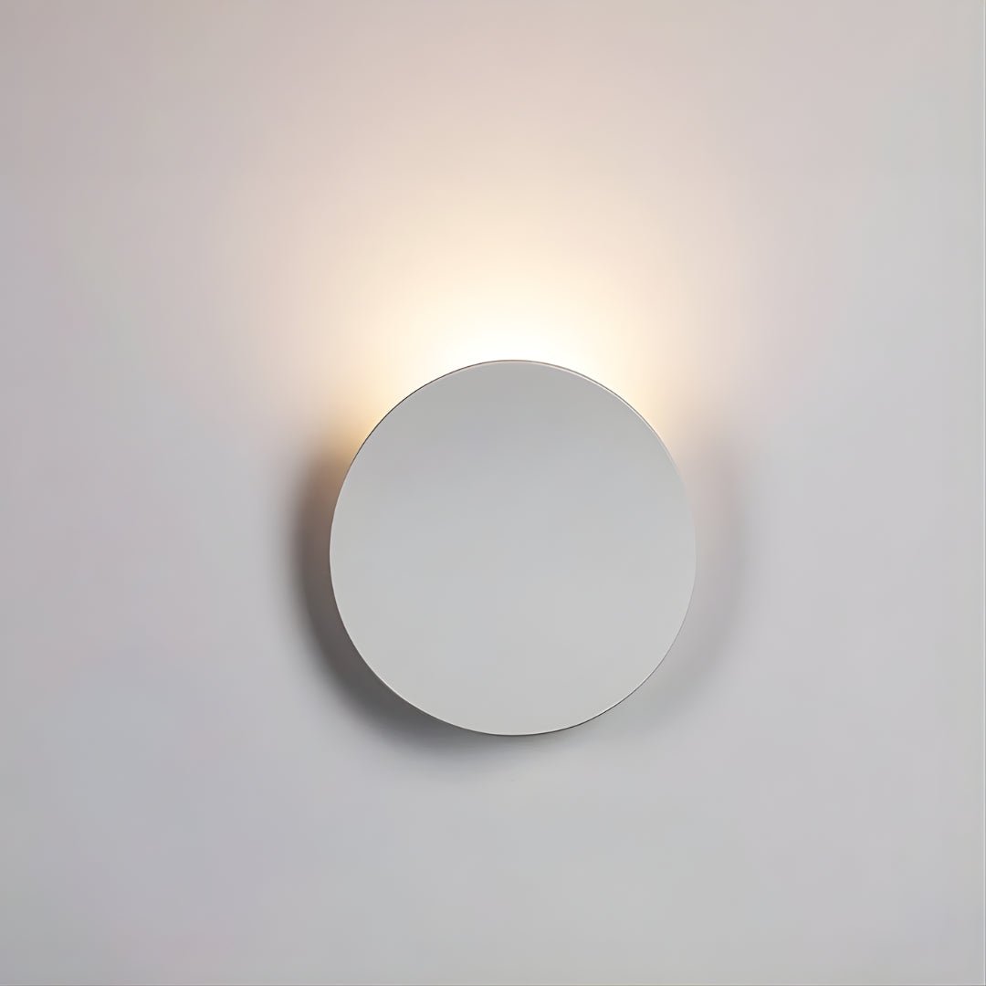 Biała metalowa lampa łazienkowa, widok z przodu na białej ścianie