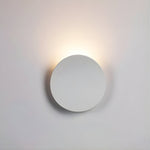 Biała metalowa lampa łazienkowa, widok z przodu na białej ścianie