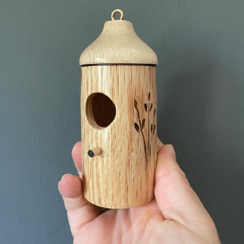 Domek dla Kolibrów z Żywicy – Ozdoba do Ogrodu, Kompaktowy Rozmiar 8x8x15 cm 0