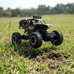 Zdalnie sterowany Monster Truck 4x4 na trawie
