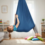 Sensoryczna huśtawka – użycie przez małą dziewczynkę