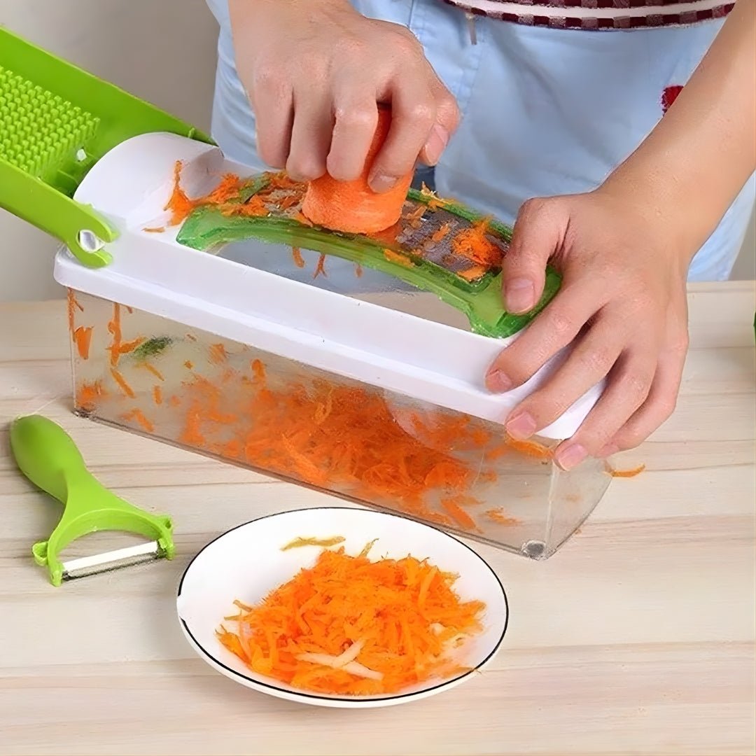 Osoba trąca marchewkę na tarce z zielono-białym pojemnikiem.