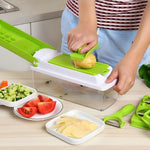 Osoba trąca ziemniaka na tarce z zielonym uchwytem.